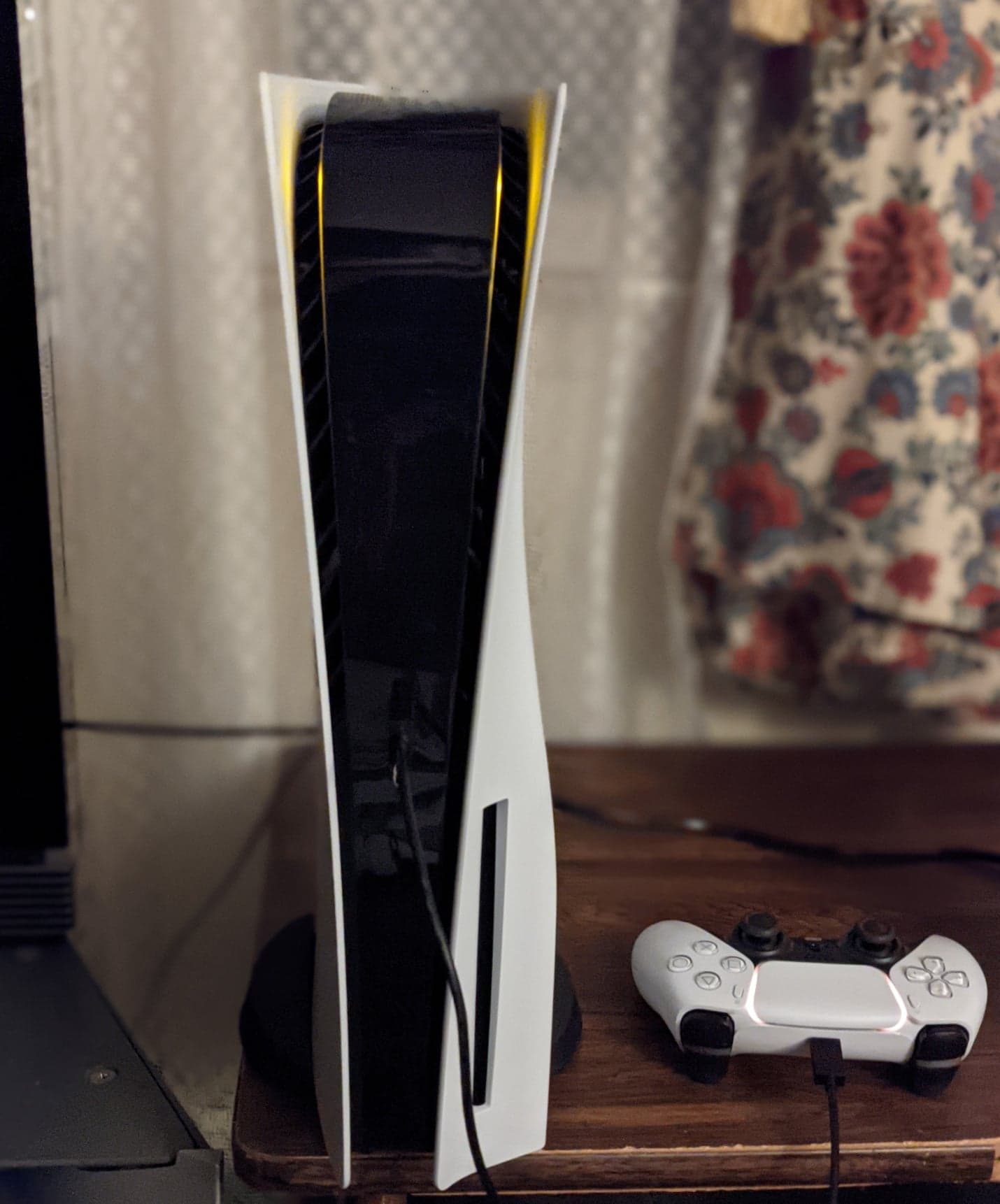 קונסולת PlayStation 5 ובקר DualSense. צילום של הדור הנוכחי, לא PS6.